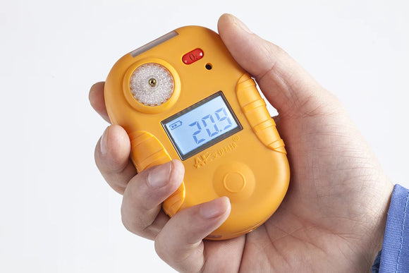 AIYI AGH5200 oxygen detector in hand